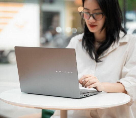 Đánh giá Vivobook S14: Có đáng mua cho tân sinh viên 2026? Một chiếc laptop dành cho sinh viên cần có những gì?