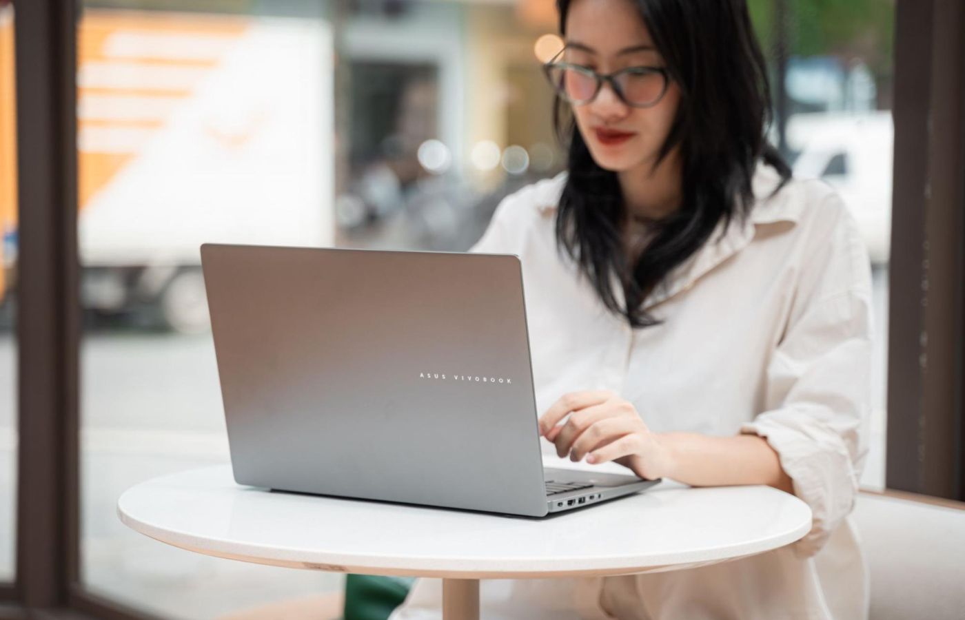 Một chiếc laptop dành cho sinh viên cần có những gì?
