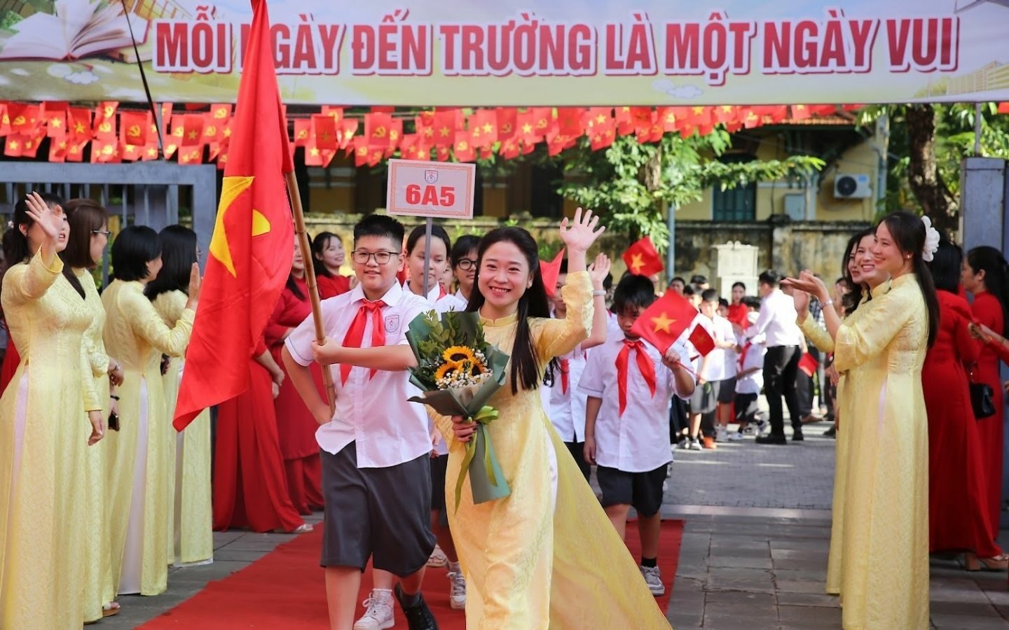 50+ hình ảnh Back to School mới nhất 2026 16 Hình ảnh giáo viên và học sinh cùng chào đón năm học mới
