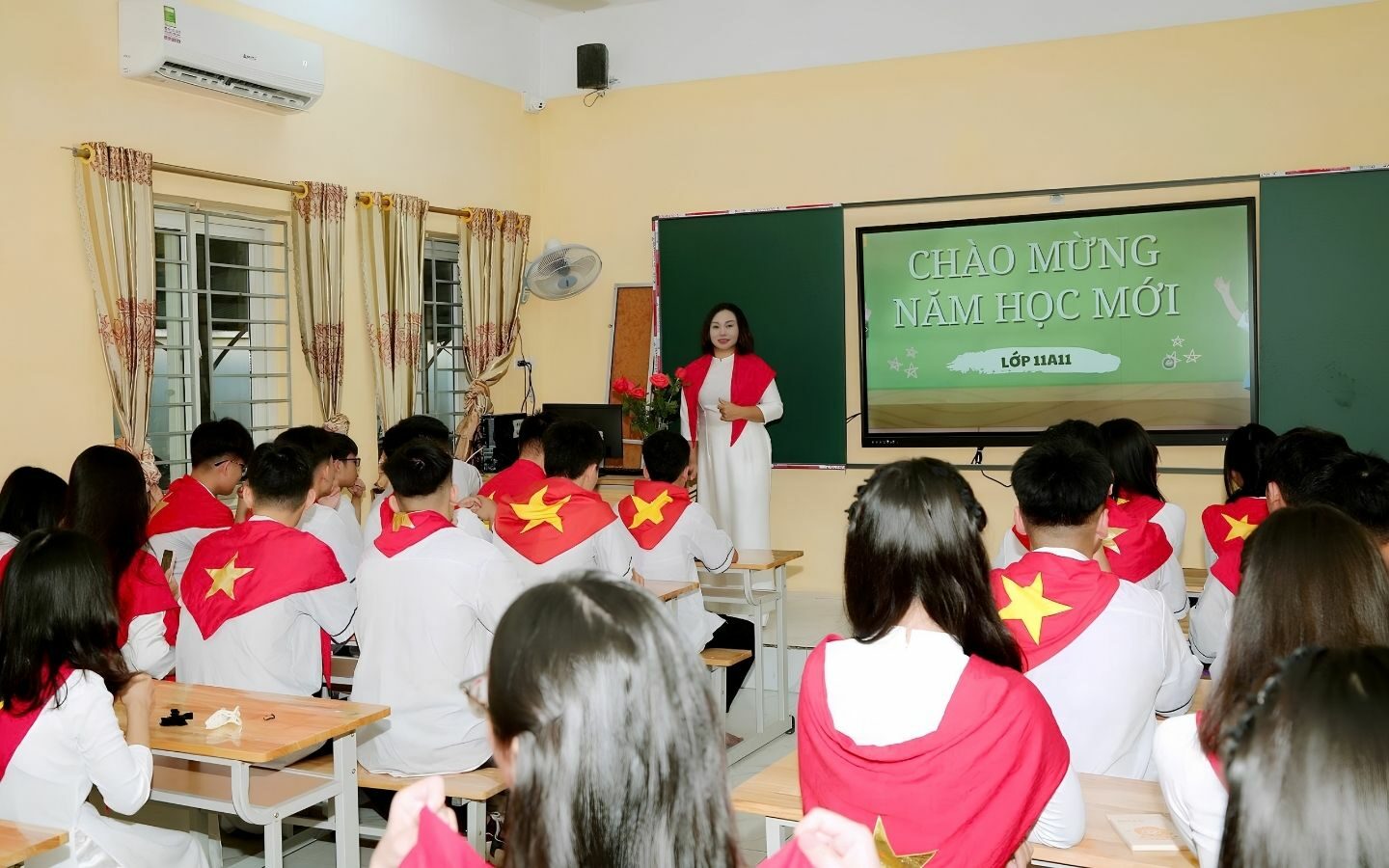 50+ hình ảnh Back to School mới nhất 2026 18 Không khí lớp học ấm áp với sự đồng hành của thầy cô
