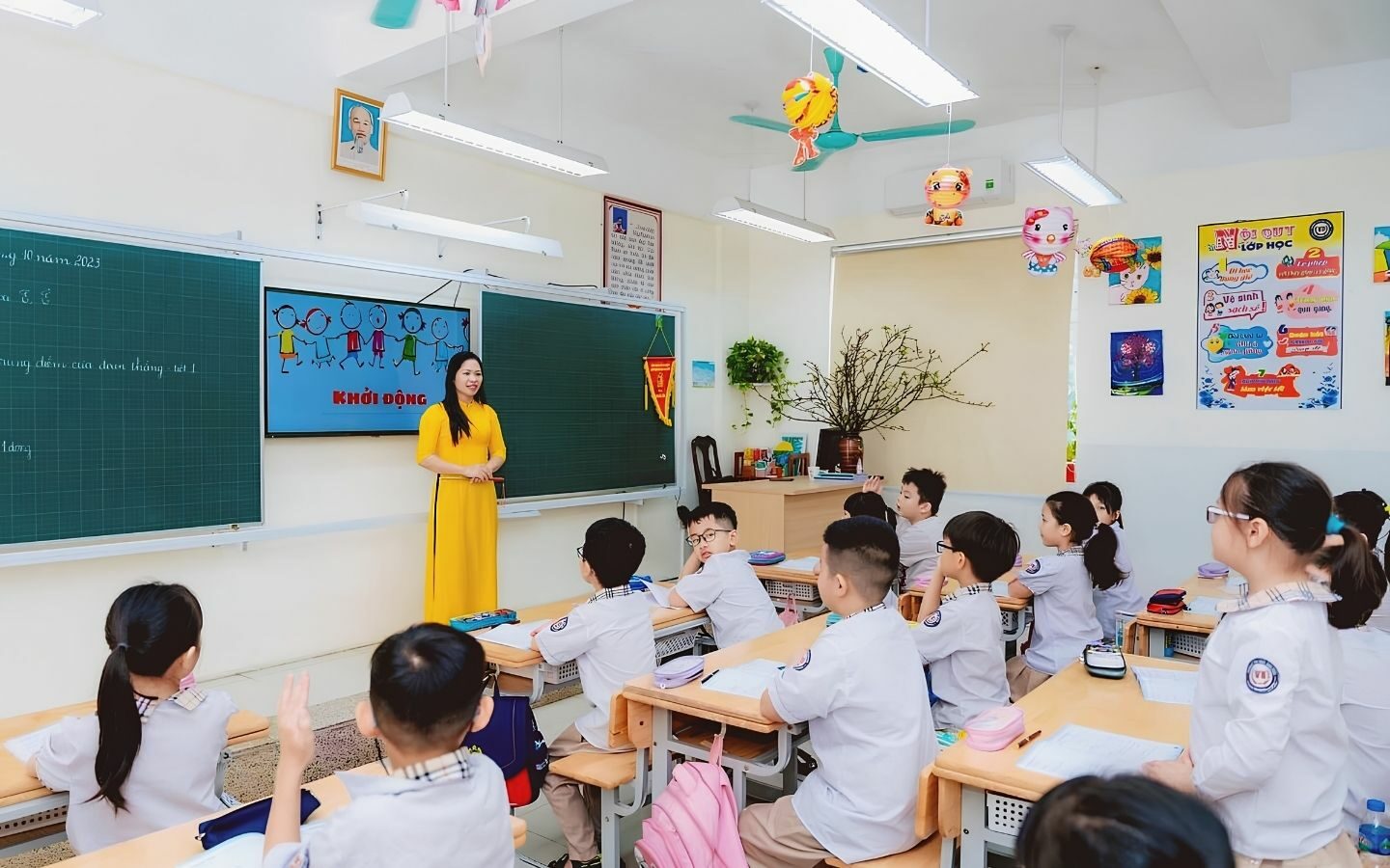 50+ hình ảnh Back to School mới nhất 2026 21 Hình ảnh giáo viên tận tâm trong ngày đầu năm học