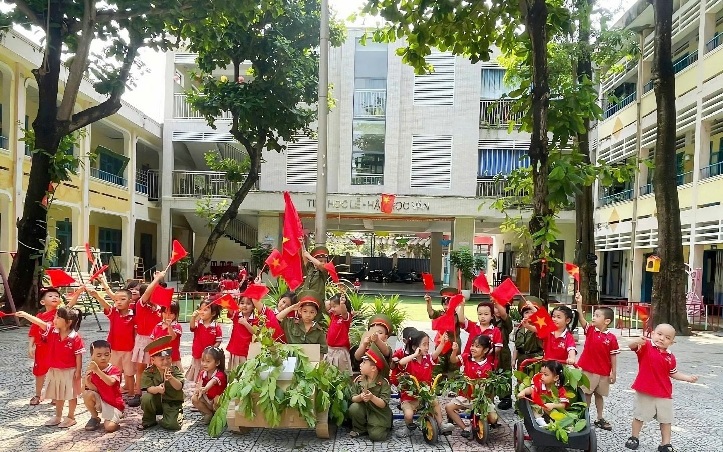 50+ hình ảnh Back to School mới nhất 2026 43 Bé vui đến lớp trong ngày đầu tiên của năm học