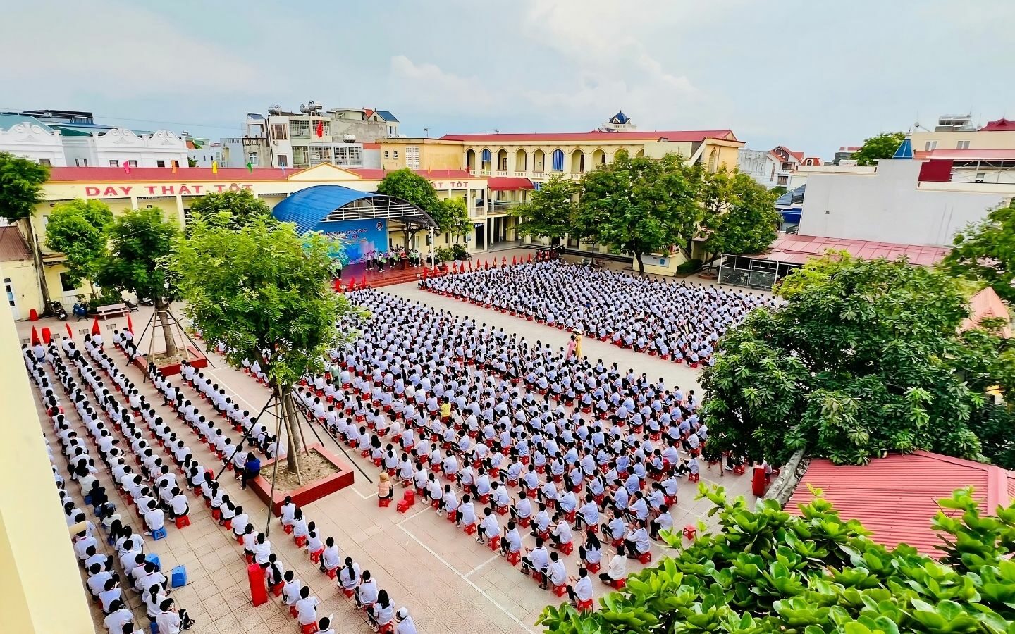 50+ hình ảnh Back to School mới nhất 2026 8 Sân trường rực rỡ cờ hoa chào đón mùa tựu trường