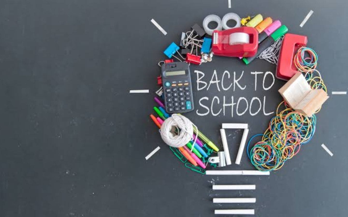 Top hình nền PowerPoint Back to School đẹp nhất 2026 14 Nền bảng đen sáng tạo với bóng đèn từ dụng cụ