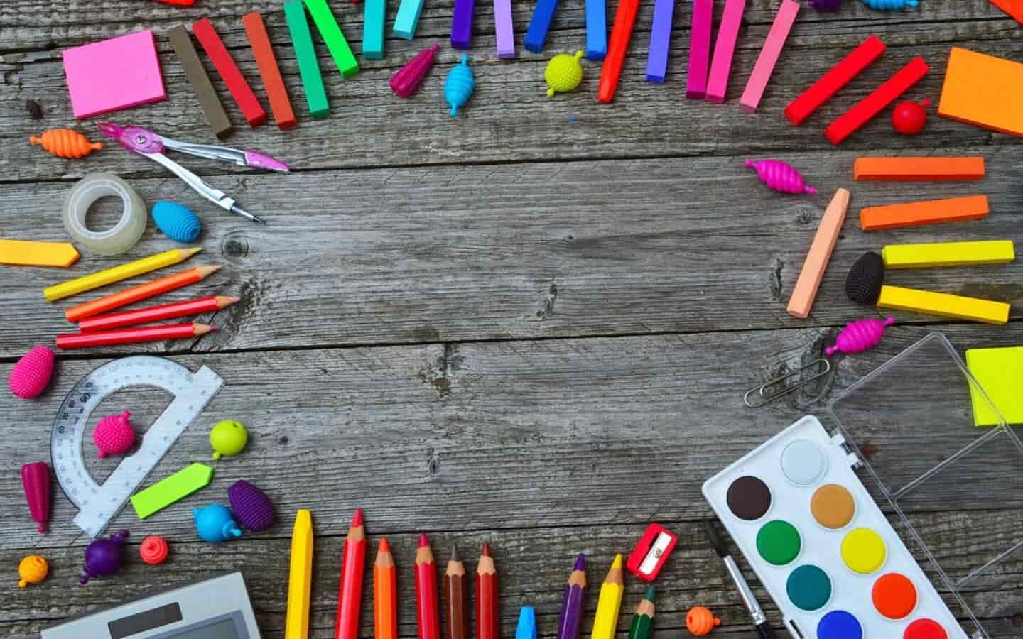 Top hình nền PowerPoint Back to School đẹp nhất 2026 3 Khung viền đồ dùng trên mặt bàn gỗ mộc