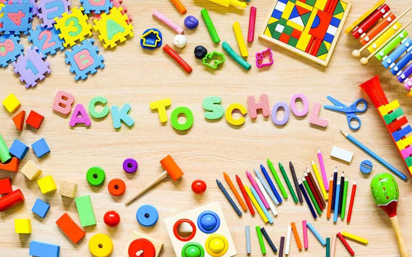 Top hình nền PowerPoint Back to School đẹp nhất 2026 38 Đồ chơi sắc màu xếp trên mặt bàn gỗ