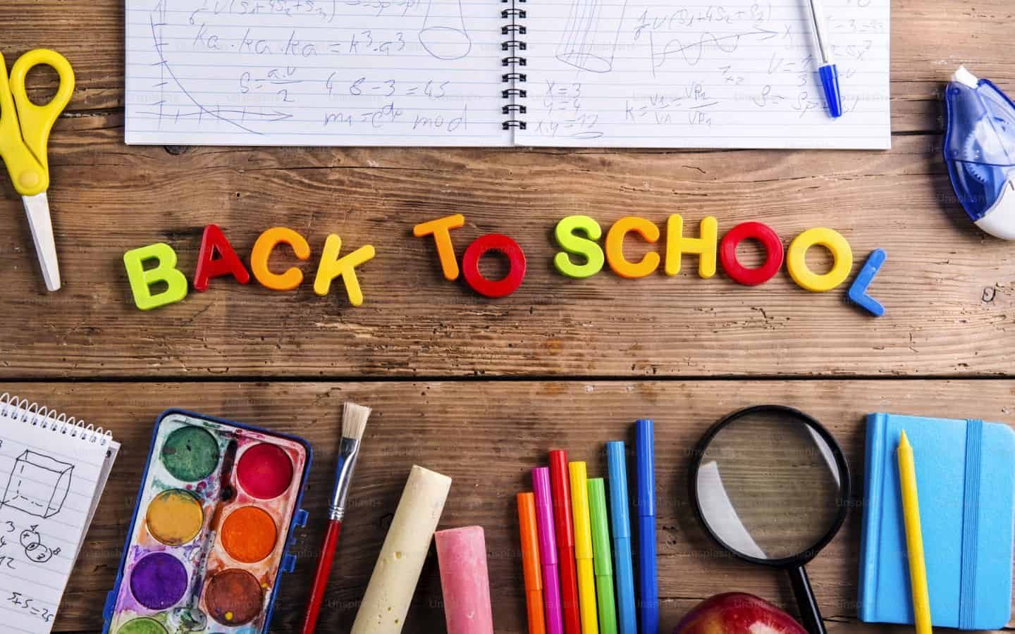 Top hình nền PowerPoint Back to School đẹp nhất 2026 4 Dòng chữ sắc màu trên mặt bàn gỗ mộc