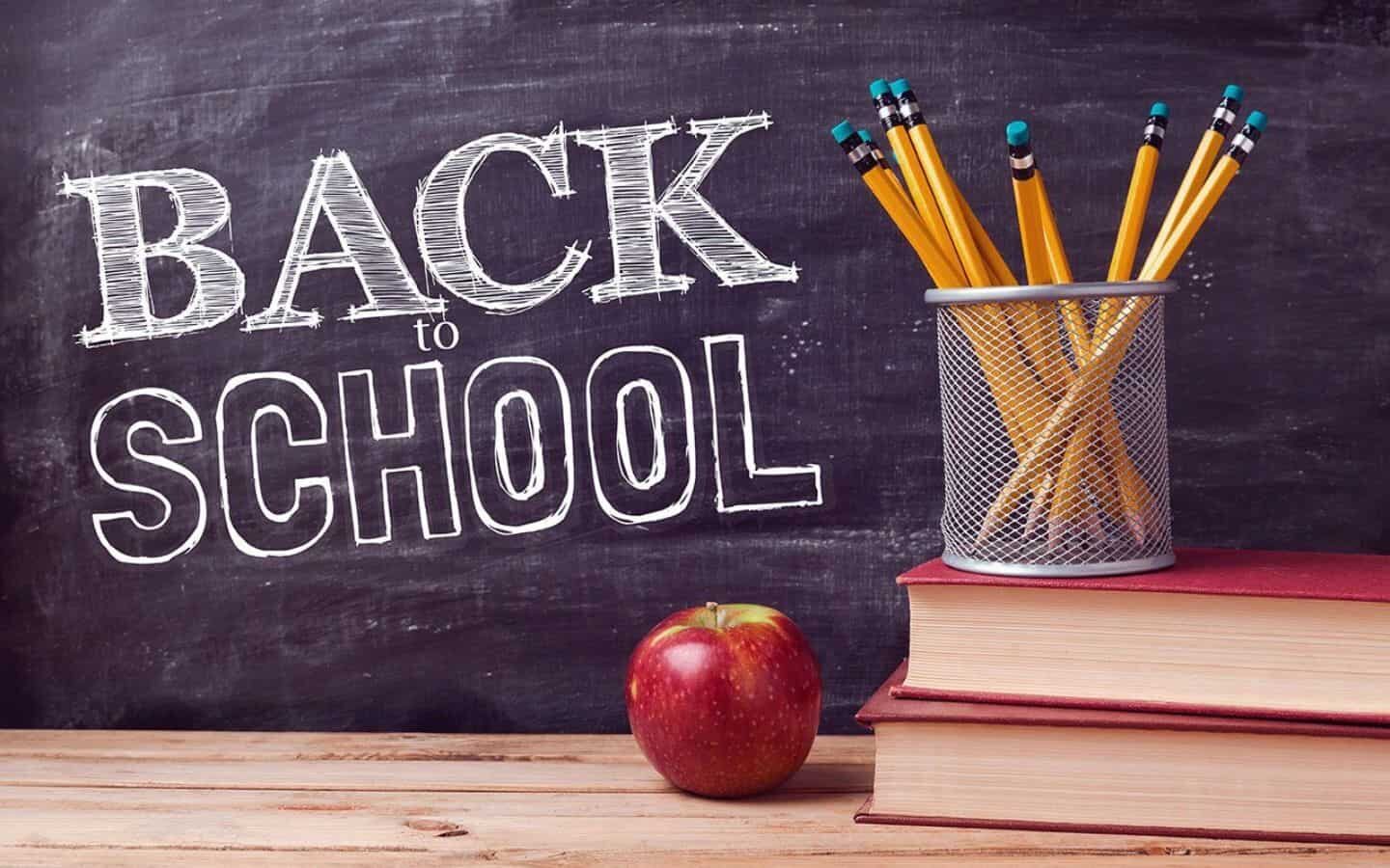 Top hình nền PowerPoint Back to School đẹp nhất 2026 7 Bảng đen cùng quả táo đỏ và sách vở