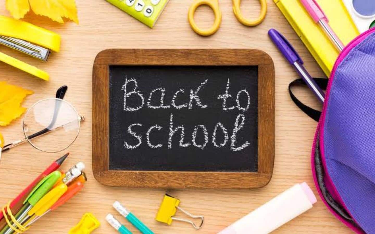 Top hình nền PowerPoint Back to School đẹp nhất 2026 8 Bảng đen nhỏ cùng đồ dùng học tập vàng