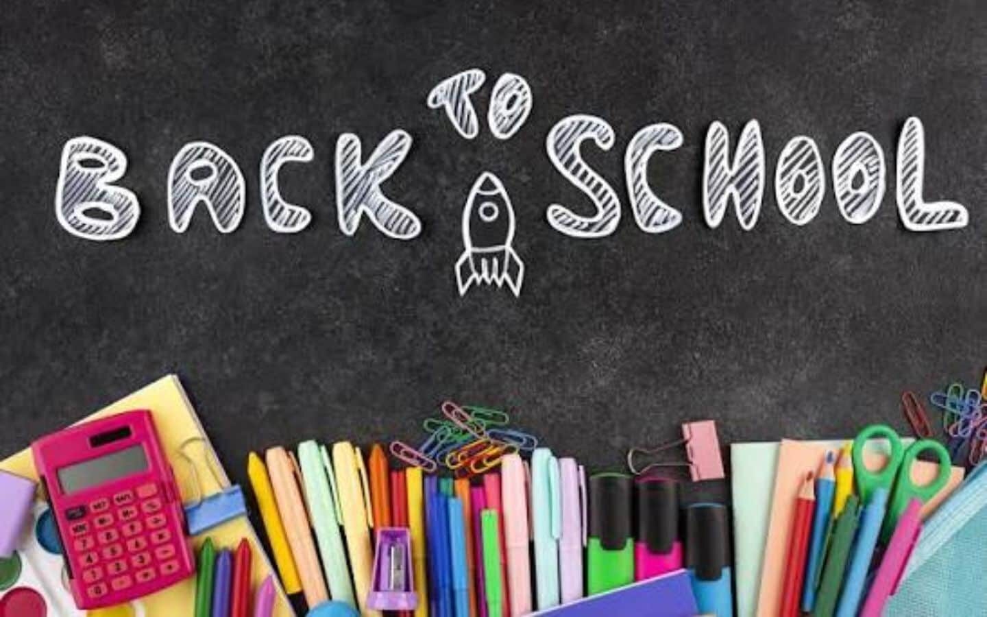 Top hình nền PowerPoint Back to School đẹp nhất 2026 9 Hình nền powerpoint Back to School chữ phấn trắng nổi bật trên nền bảng đen