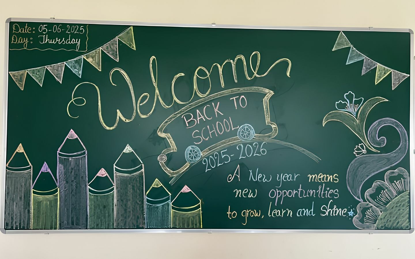 Top 10+ mẫu trang trí bảng Back To School nổi bật 2026 67 Bổ sung hình minh họa giúp bảng Back to School sinh động hơn