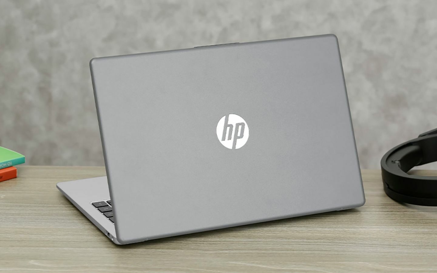 Top 10+ laptop HP cho sinh viên học tập và làm việc năm 2026 2 Laptop HP 240R G9 thiết kế gọn nhẹ cho sinh viên