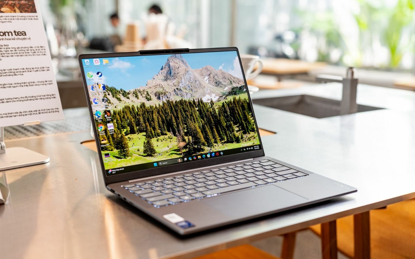 Top 10+ laptop mỏng nhẹ cho sinh viên đáng mua năm 2026 7 Lenovo Yoga Slim 7i Aura Edition mỏng nhẹ và hiệu năng mạnh