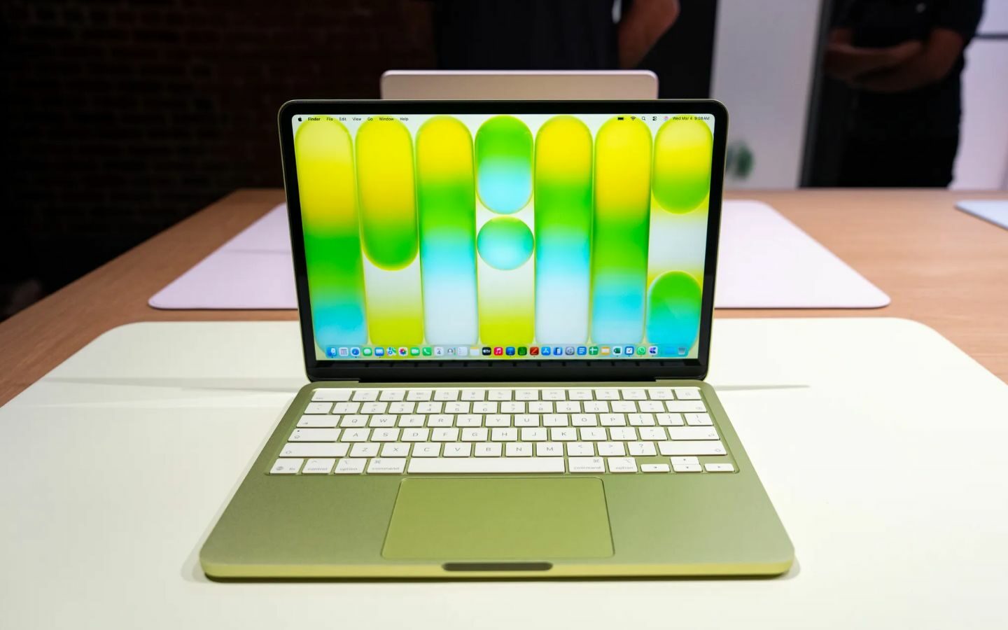 MacBook Neo mỏng nhẹ, pin "trâu" là trợ thủ đắc lực