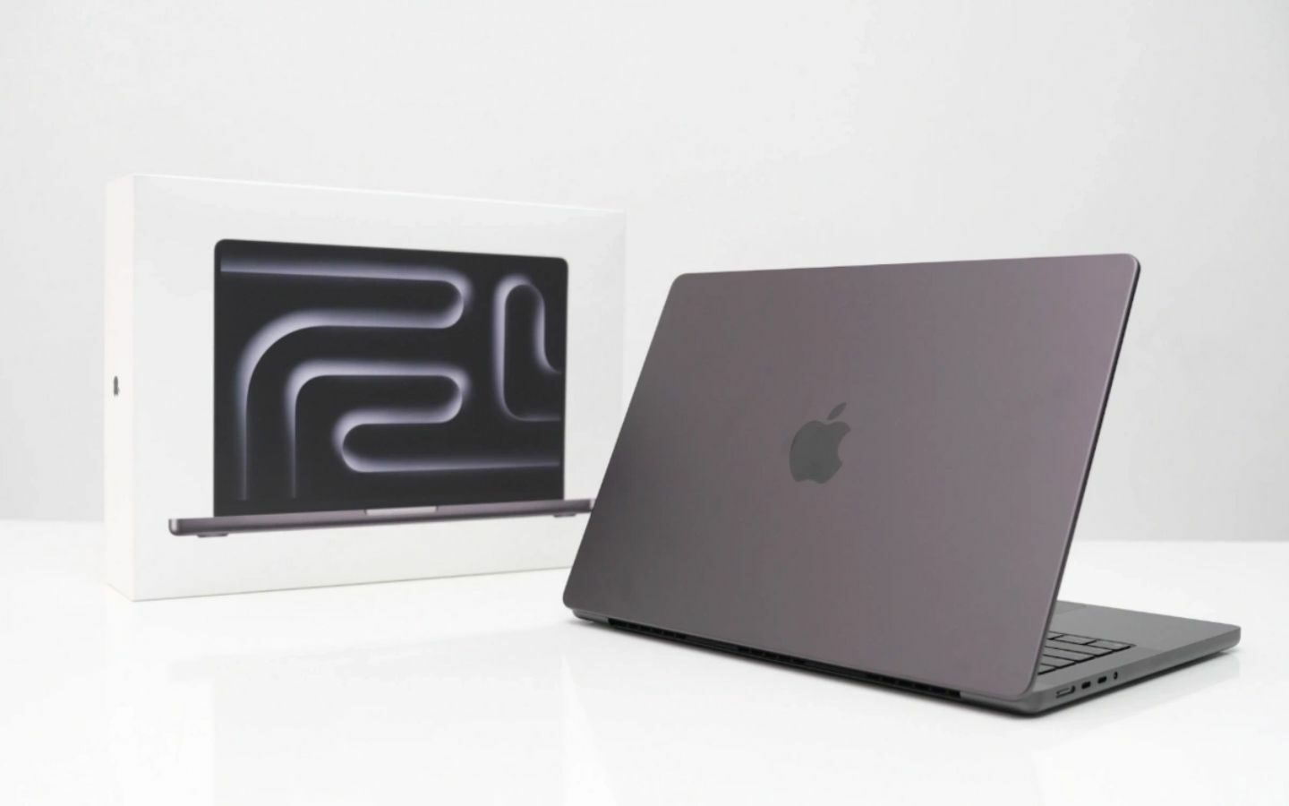 MacBook Pro M5 14 inch trang bị tản nhiệt quạt chủ động