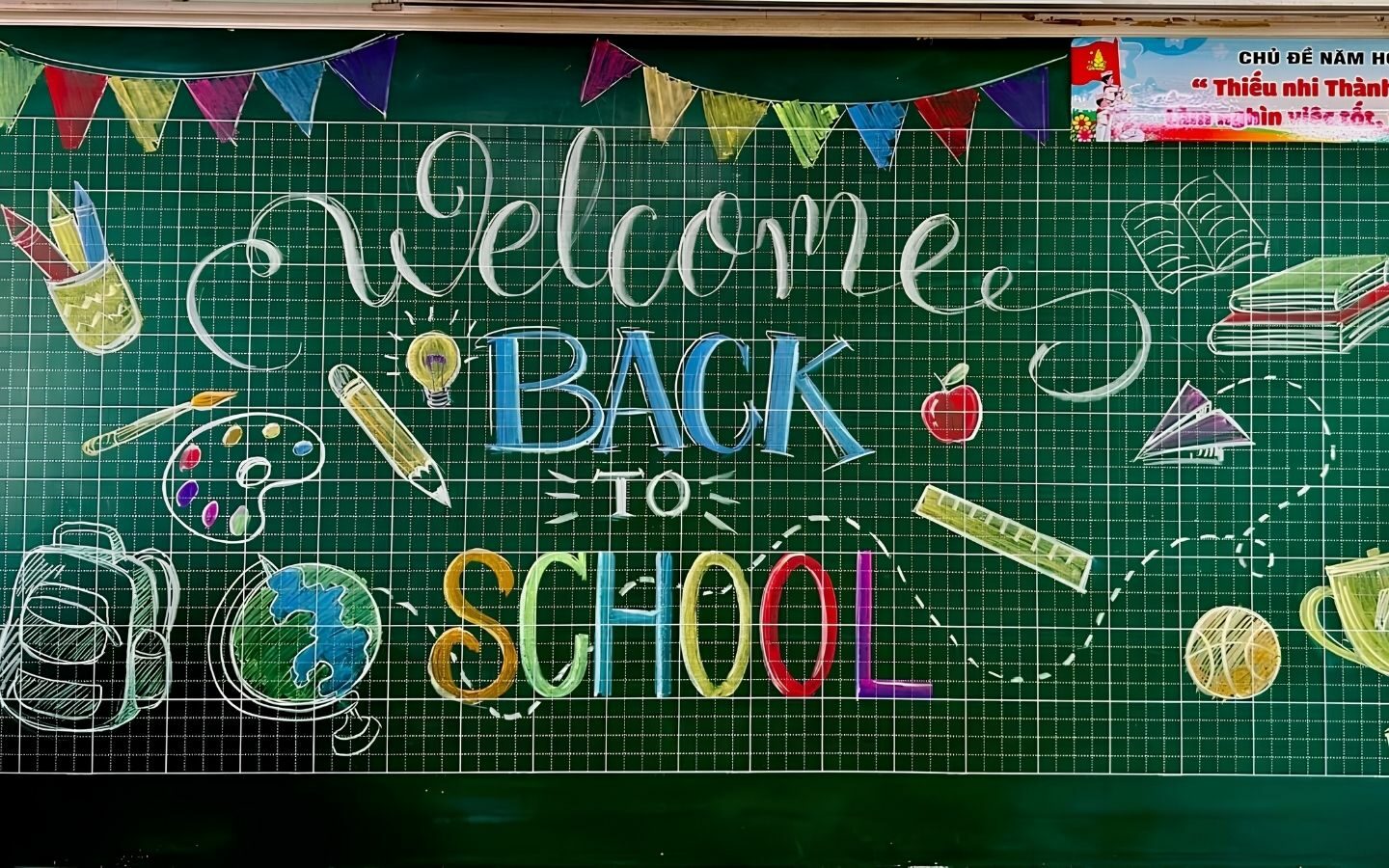Top 10+ mẫu trang trí bảng Back To School nổi bật 2026 7 hiết kế bảng khai giảng sáng tạo kết hợp sách vở, bút chì và cầu vồng đầy màu sắc