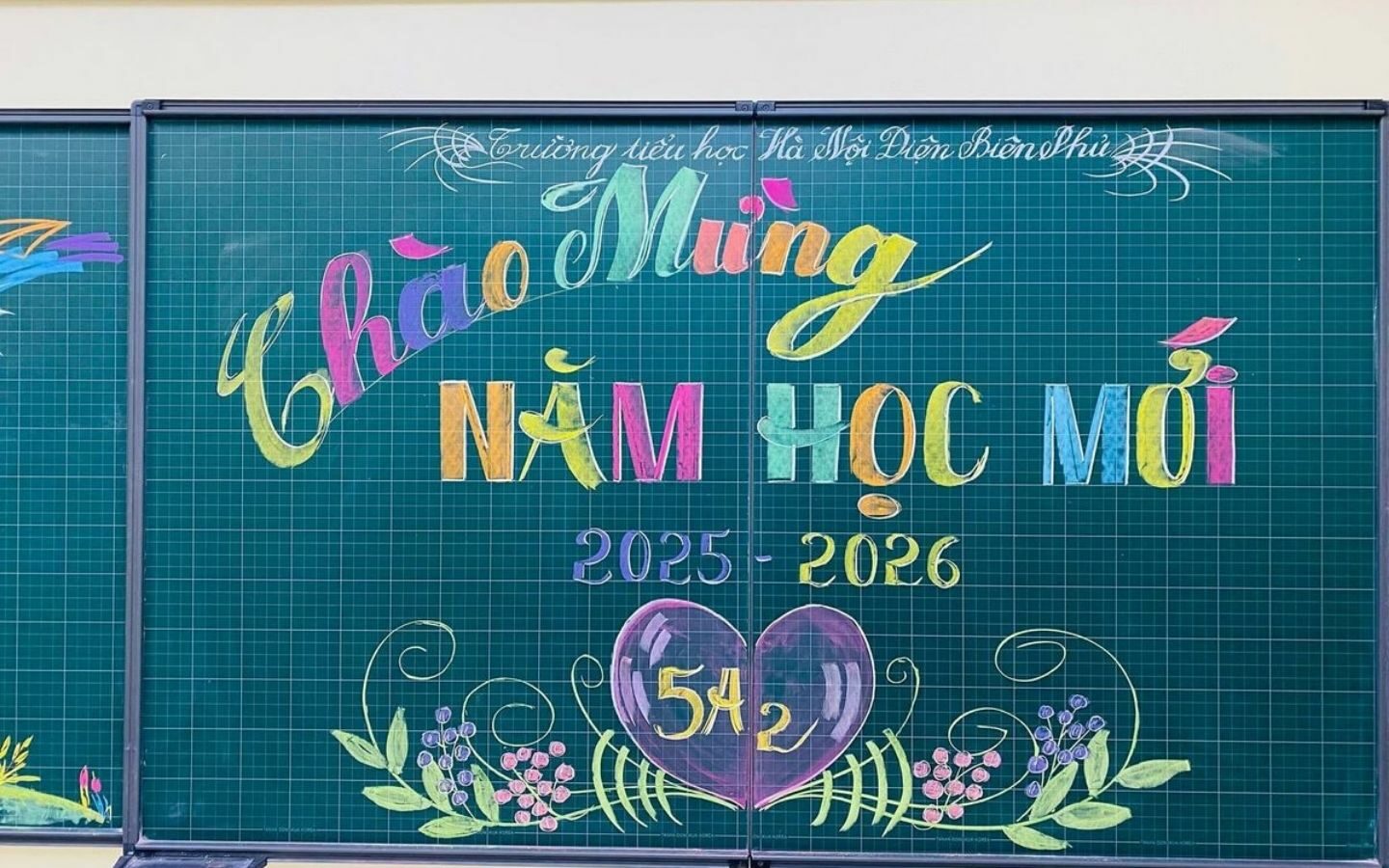 Top 10+ mẫu trang trí bảng Back To School nổi bật 2026 8 Mẫu trang trí bảng khai giảng với dòng chữ "Chào mừng năm học mới" nổi bật