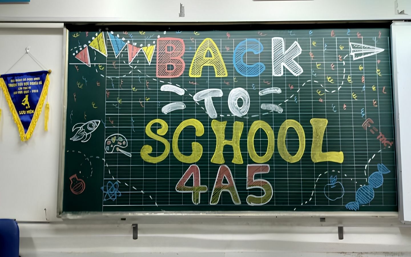 Top 10+ mẫu trang trí bảng Back To School nổi bật 2026 17 Ý tưởng bảng Back To School sử dụng hình ảnh bảng đen và phấn trắng truyền thống