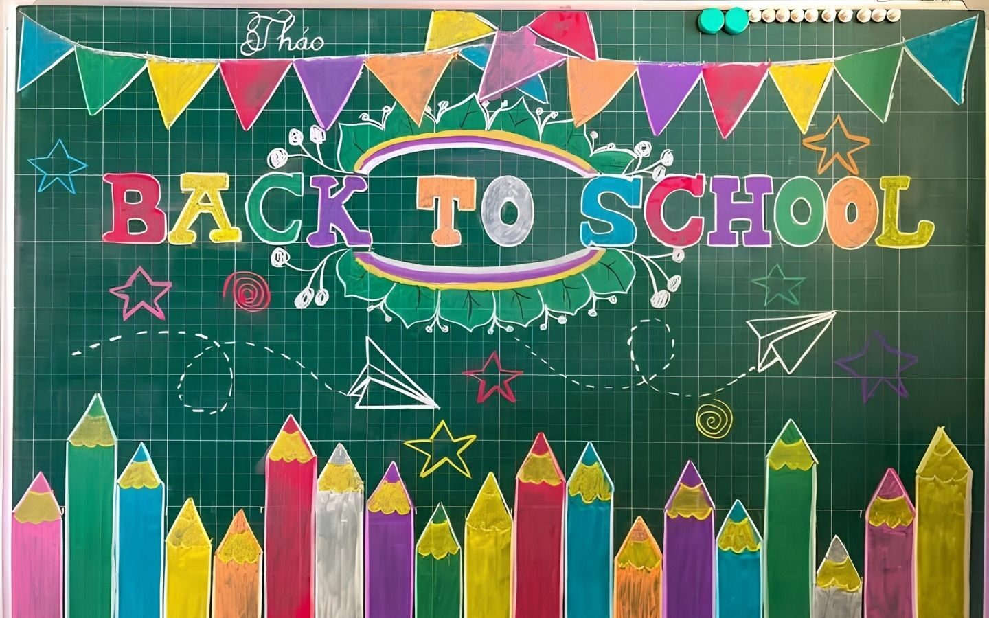 Top 10+ mẫu trang trí bảng Back To School nổi bật 2026 12 Mẫu trang trí bảng Back to School kết hợp các biểu tượng học tập quen thuộc đầy màu sắc