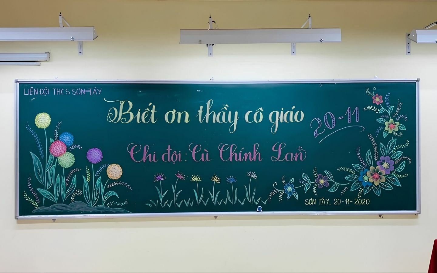 Top 10+ mẫu trang trí bảng Back To School nổi bật 2026 26 Mẫu bảng Back To School tri ân thầy cô với hình ảnh khóm hoa tươi thắm