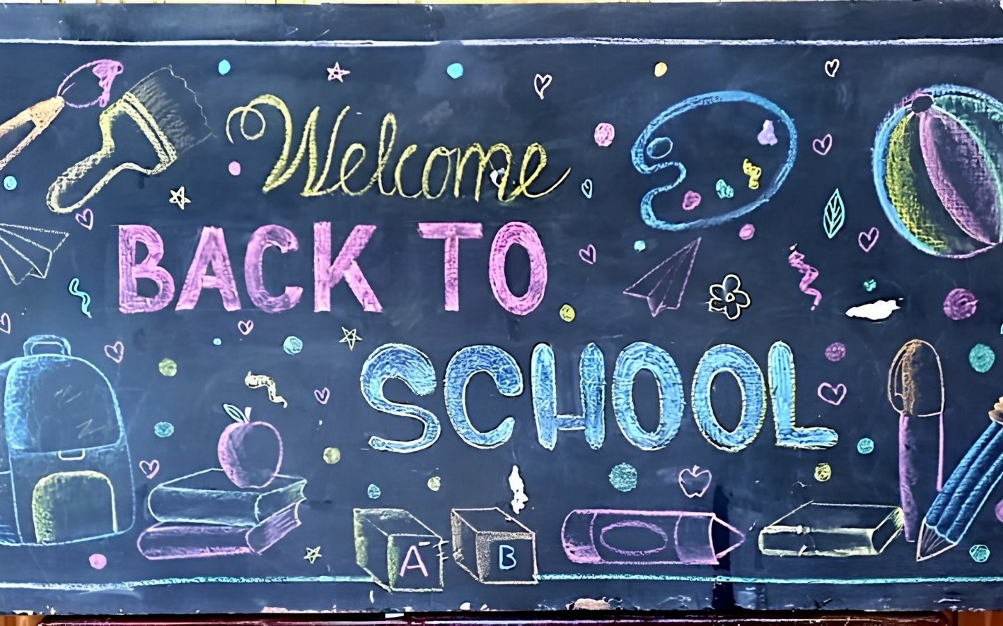 Top 10+ mẫu trang trí bảng Back To School nổi bật 2026 10 Trang trí bảng khai giảng bằng phấn màu với bố cục cân đối và hài hòa
