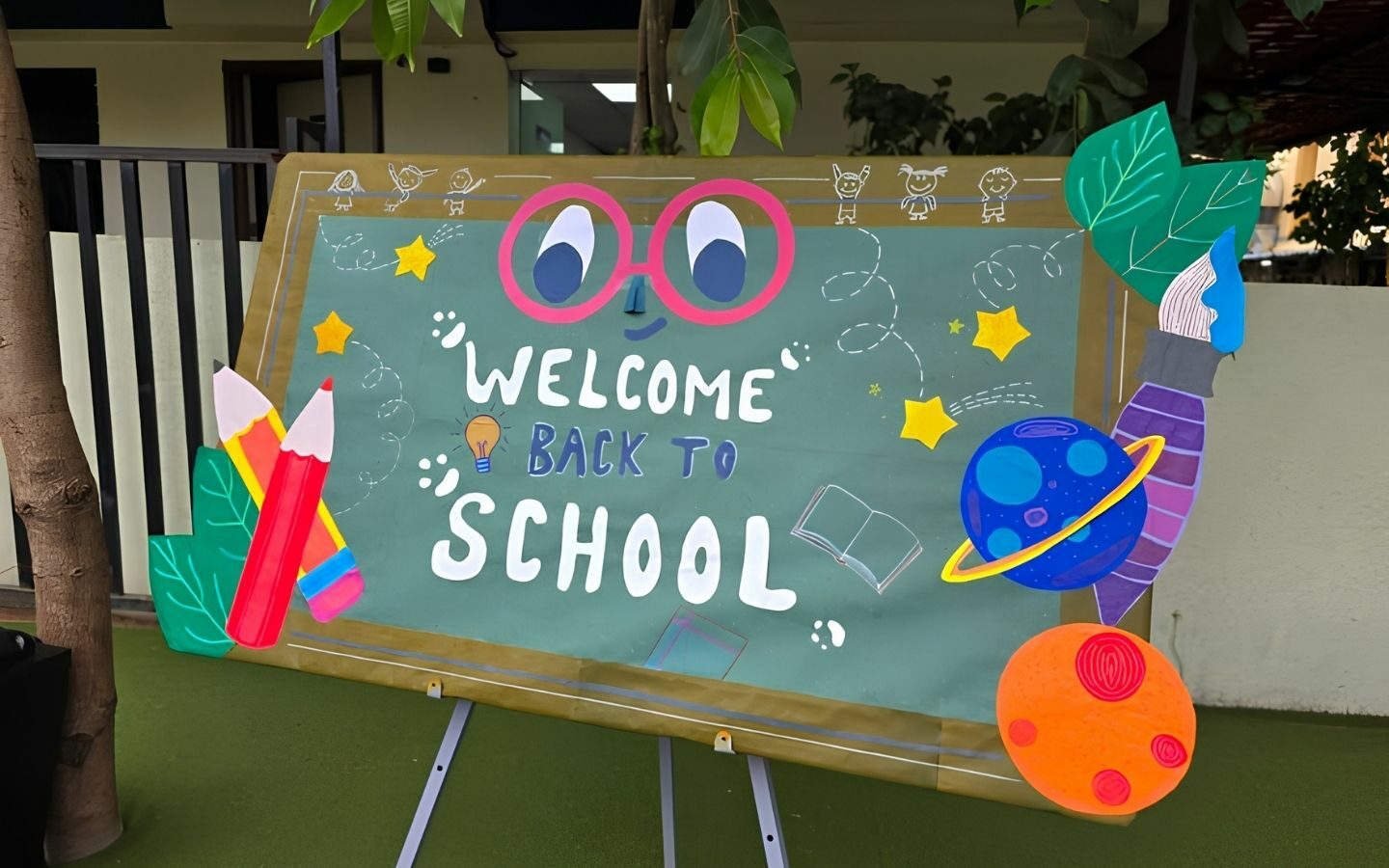 Top 10+ mẫu trang trí bảng Back To School nổi bật 2026 51 Thiết kế bảng Back To School mang phong cách hoạt hình ngộ nghĩnh
