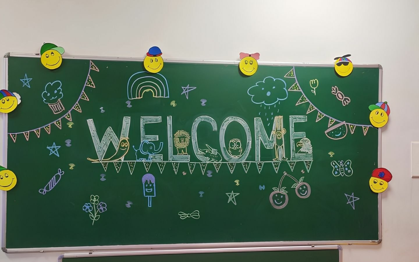 Top 10+ mẫu trang trí bảng Back To School nổi bật 2026 56 Mẫu bảng tạo điểm nhấn bằng những nét vẽ mềm mại và sinh động