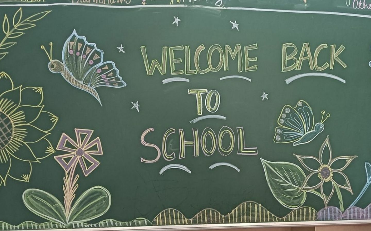 Top 10+ mẫu trang trí bảng Back To School nổi bật 2026 4 Mẫu bảng khai giảng đơn giản nhưng vẫn tạo điểm nhấn bằng hoa lá và biểu tượng trường học
