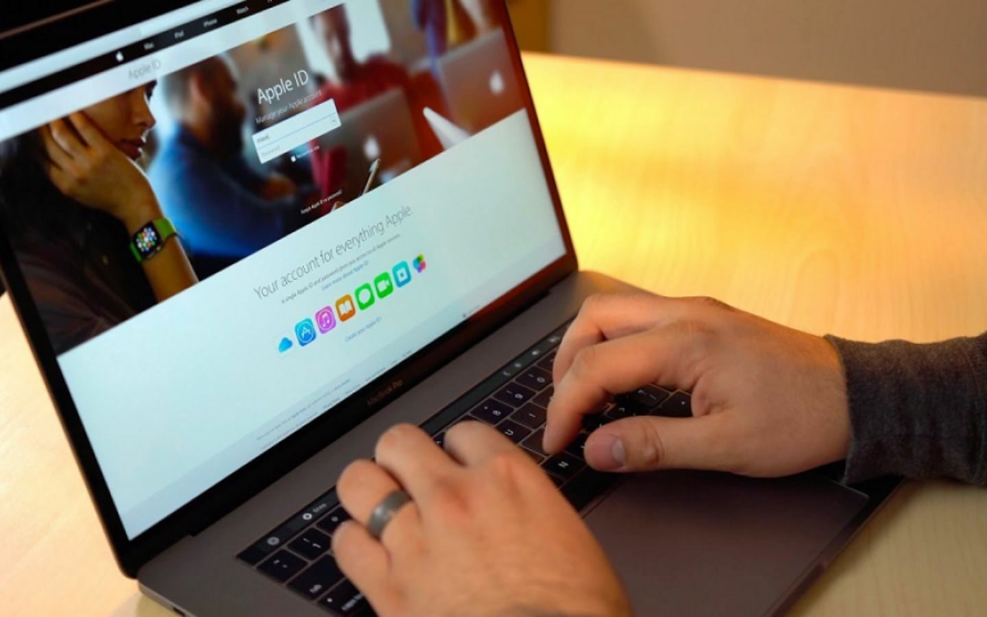 Cách đổi mật khẩu iCloud trên iPhone, iPad, MacBook nhanh chóng 1 Đổi mật khẩu iCloud định kỳ giúp hạn chế nguy cơ bị đánh cắp dữ liệu, chiếm quyền tài khoản và truy cập trái phép vào thiết bị Apple.