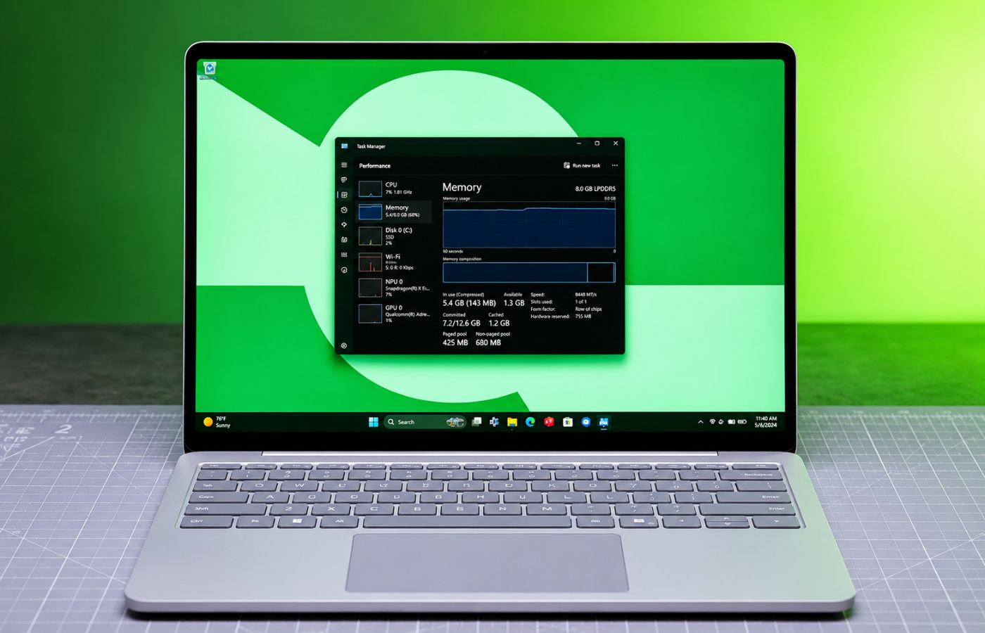 Surface Laptop 13 inch 8GB RAM chạy chậm khi mở nhiều ứng dụng (Nguồn: Thanh niên Việt)