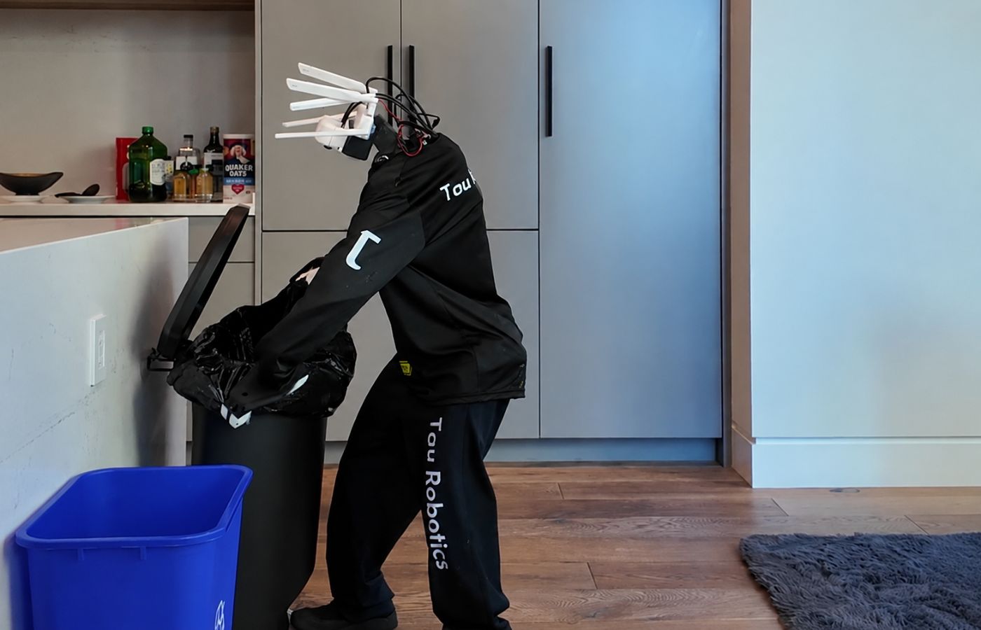 Robot hình người bắt đầu đi làm giúp việc tại Mỹ, giá thuê gần 800.000 đồng/giờ 2 Robot Tau Robotics hút bụi và lau bàn bếp tại nhà khách hàng (Nguồn: Internet)