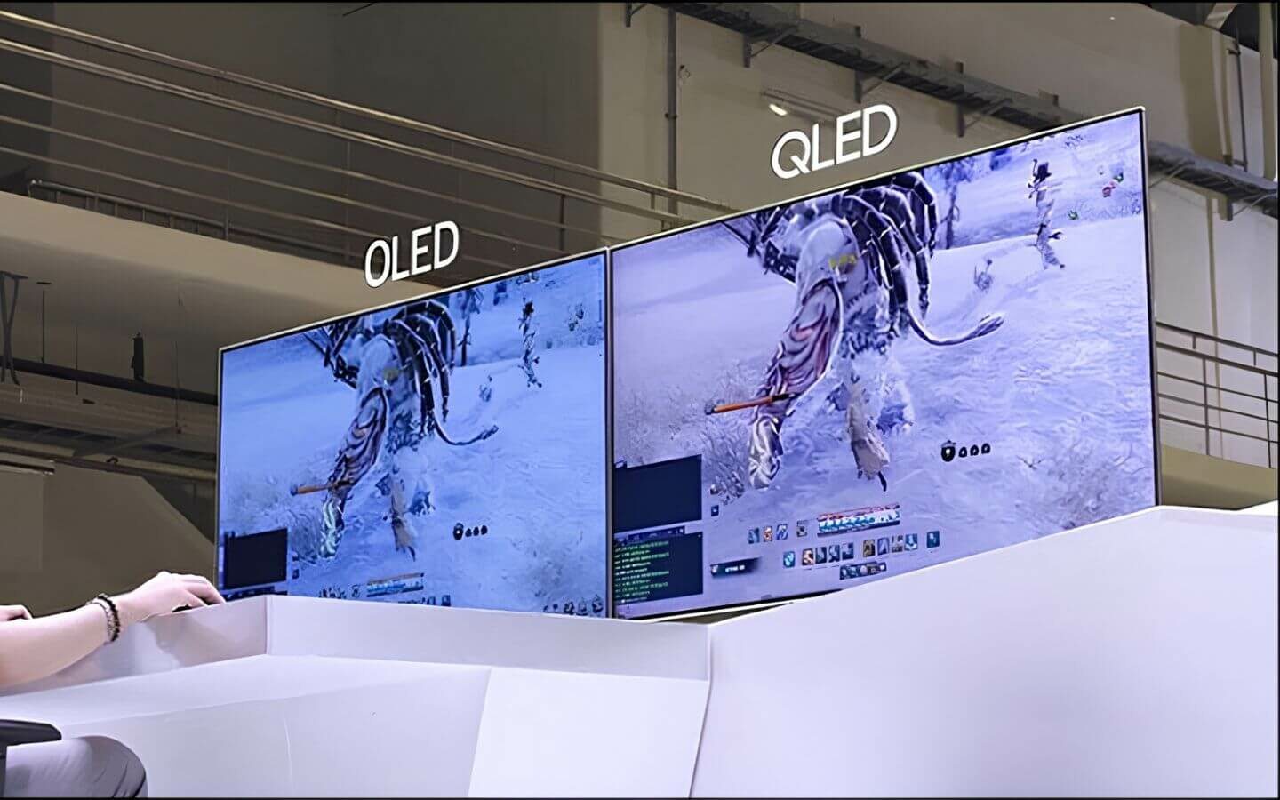 So sánh màn hình OLED và QLED: Nên chọn loại nào? 5 So sánh màn hình OLED và QLED về màu sắc và độ sáng