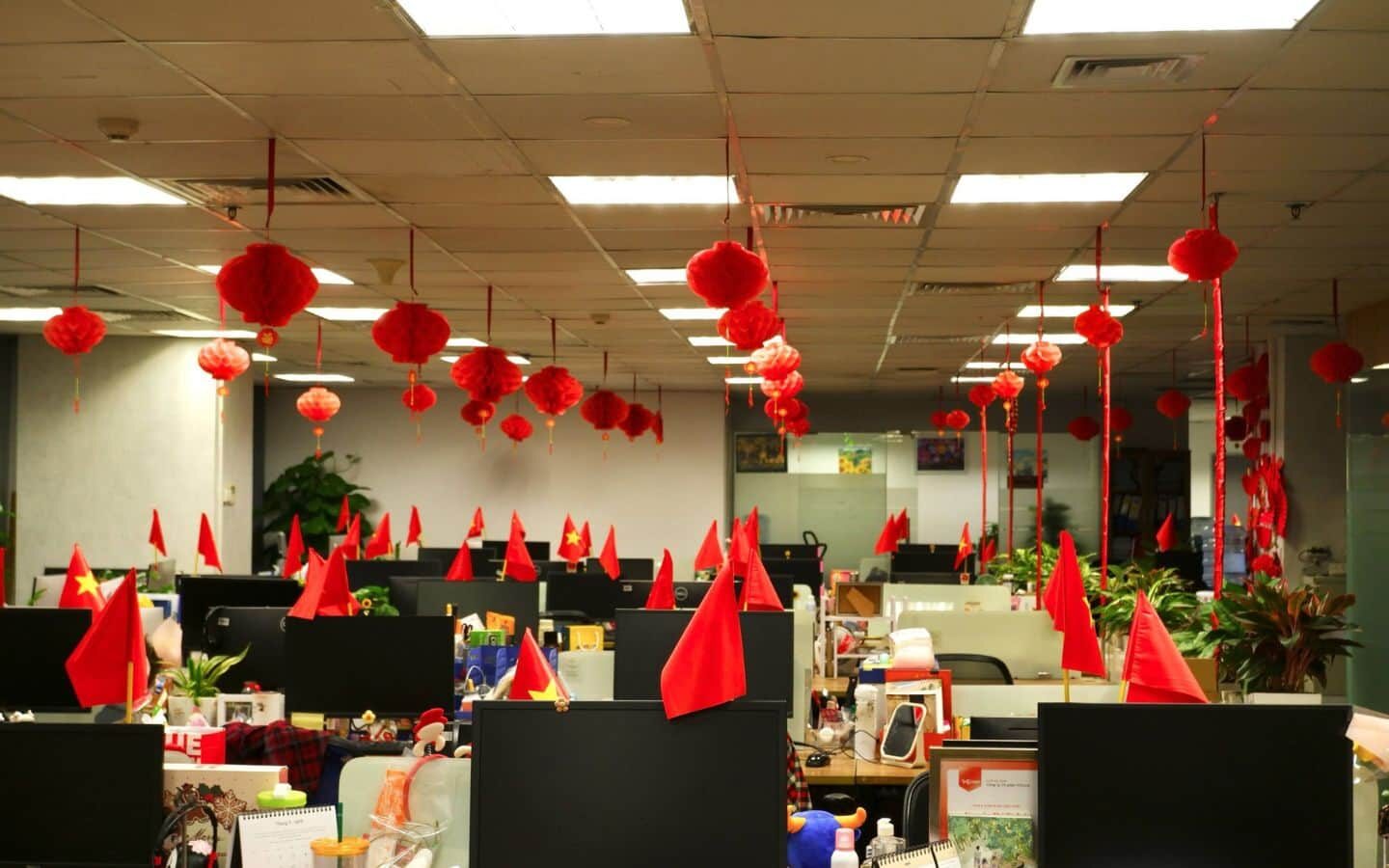 10+ Ý tưởng trang trí văn phòng 2/9 đẹp, độc đáo 6 Cân bằng nét rực rỡ của ngày lễ với sự chỉn chu, an toàn