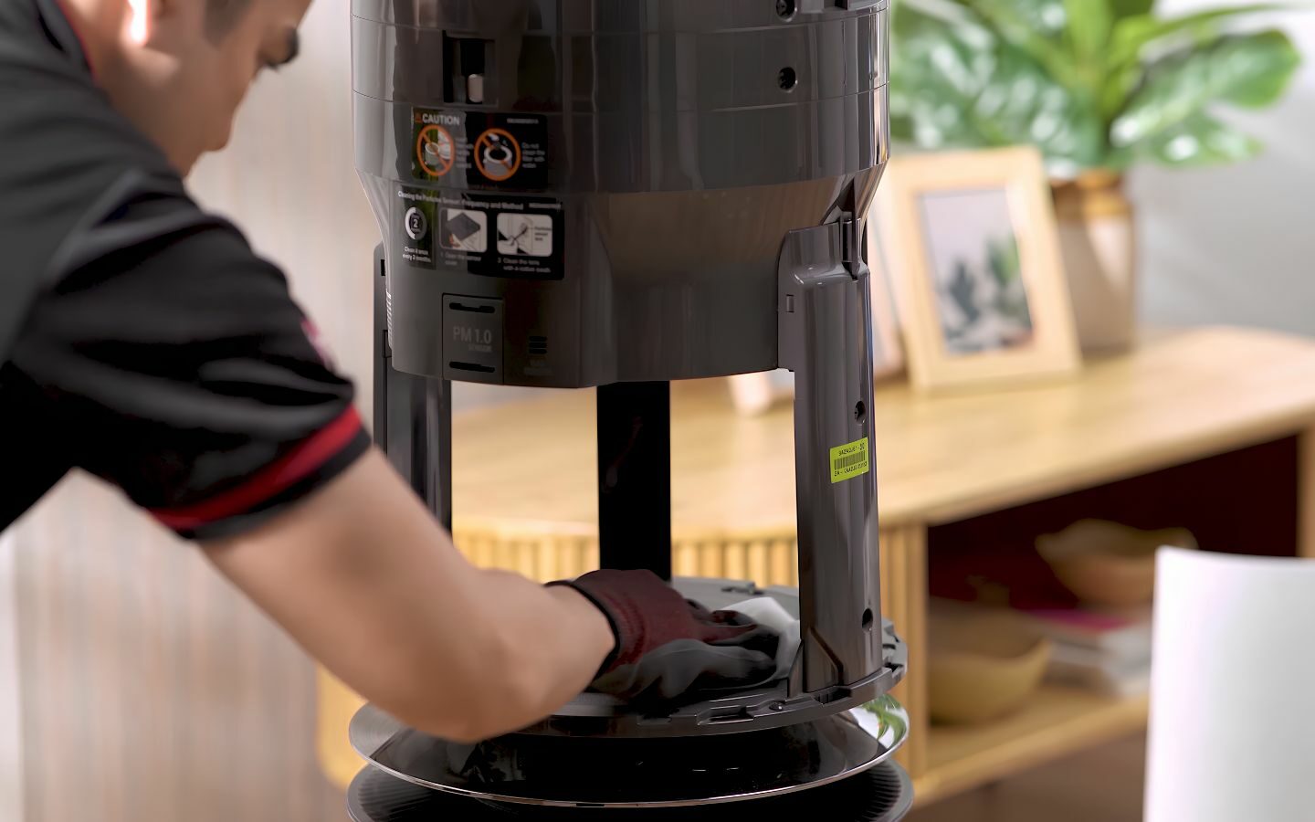 Hướng dẫn cách vệ sinh máy lọc không khí LG đúng cách 1 Dùng khăn lau sơ bộ bụi bám trên thân máy