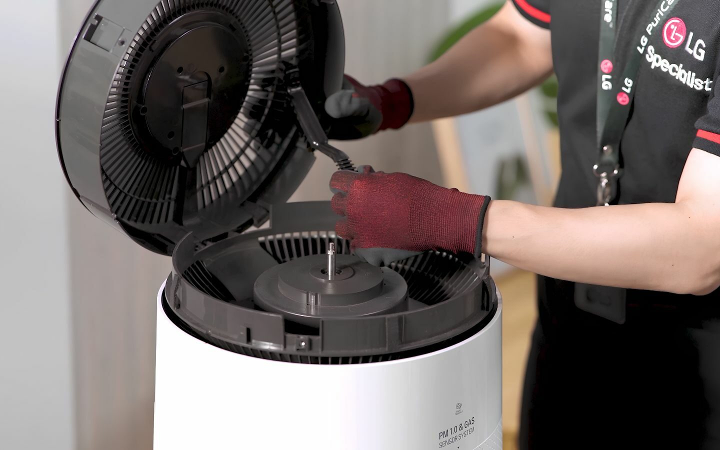 Hướng dẫn cách vệ sinh máy lọc không khí LG đúng cách 4 Dùng một dụng cụ mềm để vệ sinh máy lọc không khí