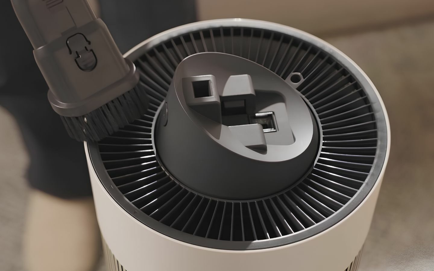 Hướng dẫn cách vệ sinh máy lọc không khí LG đúng cách 5 Dùng máy hút bụi hút nhẹ bụi bám trên toàn bộ cửa hút khí