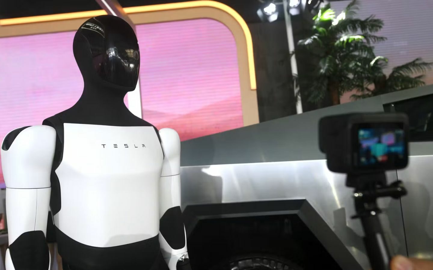 Musk từng chia sẻ tầm nhìn về robot và AI thay đổi cấu trúc kinh tế toàn cầu (Nguồn: Internet)