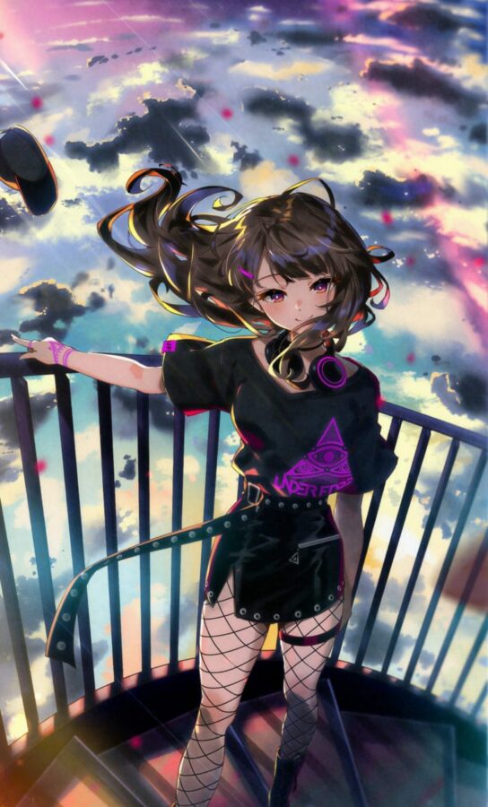 Cô gái anime với mái tóc nâu và trang phục cá tính