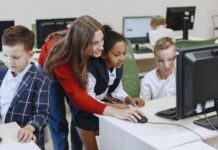 LAUSD cấm học sinh dùng AI trên thiết bị nhà trường từ năm học 2026-2027 LAUSD cấm học sinh dùng AI trên thiết bị nhà trường từ năm học 2026-2027