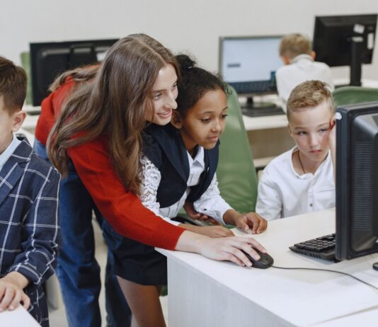 LAUSD cấm học sinh dùng AI trên thiết bị nhà trường từ năm học 2026-2027 LAUSD cấm học sinh dùng AI trên thiết bị nhà trường từ năm học 2026-2027
