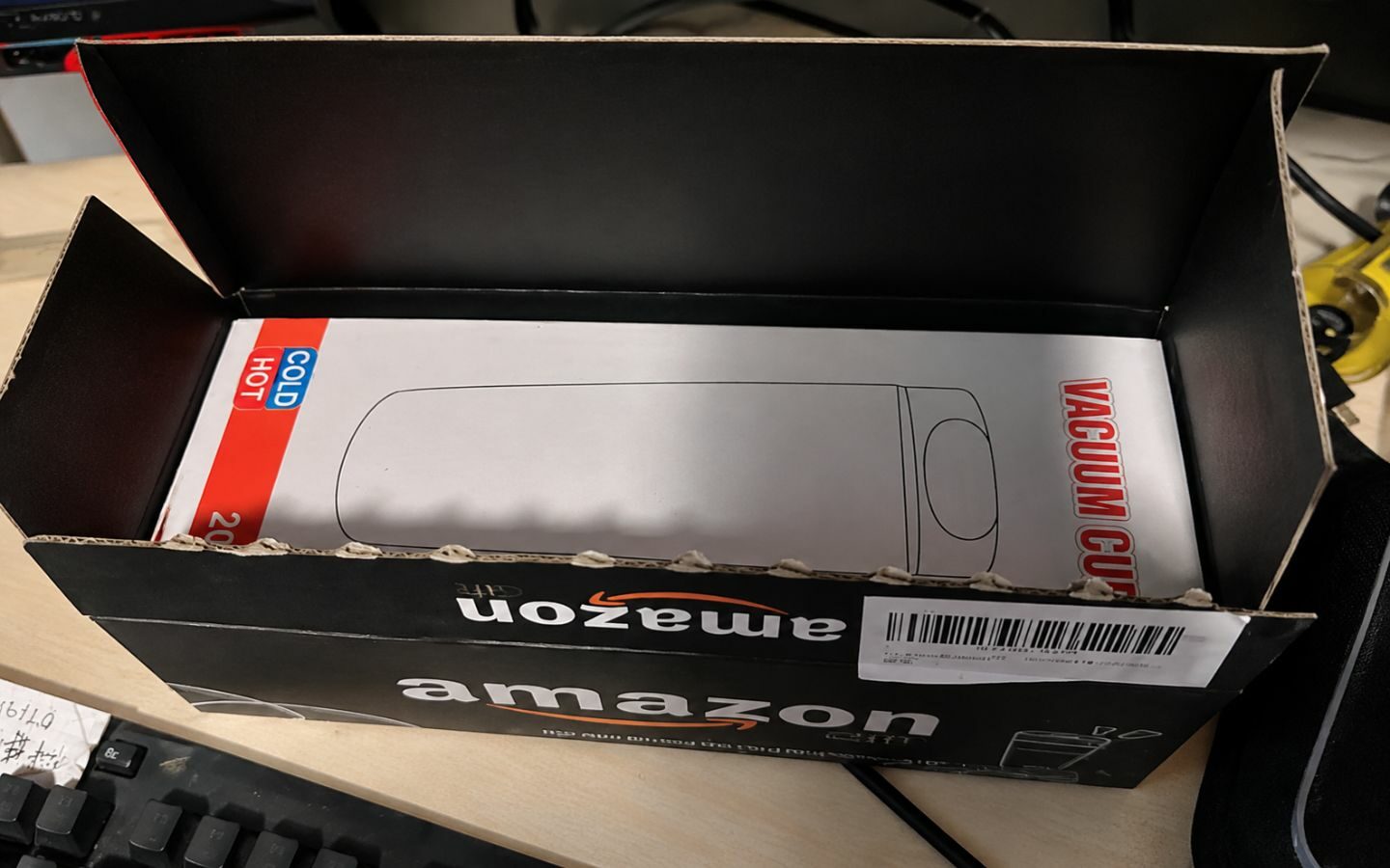 Đơn hàng RTX 5080 nhận về chỉ chứa cốc giữ nhiệt thay vì GPU (Nguồn: Thanh Viên Việt)