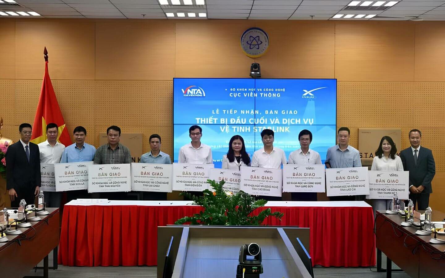 Tại sao Việt Nam đưa Internet vệ tinh đến vùng lõm sóng? 1 Lễ bàn giao thiết bị đầu cuối và dịch vụ vệ tinh Starlink của Cục Viễn thông cùng Công ty TNHH Starlink Services Việt Nam