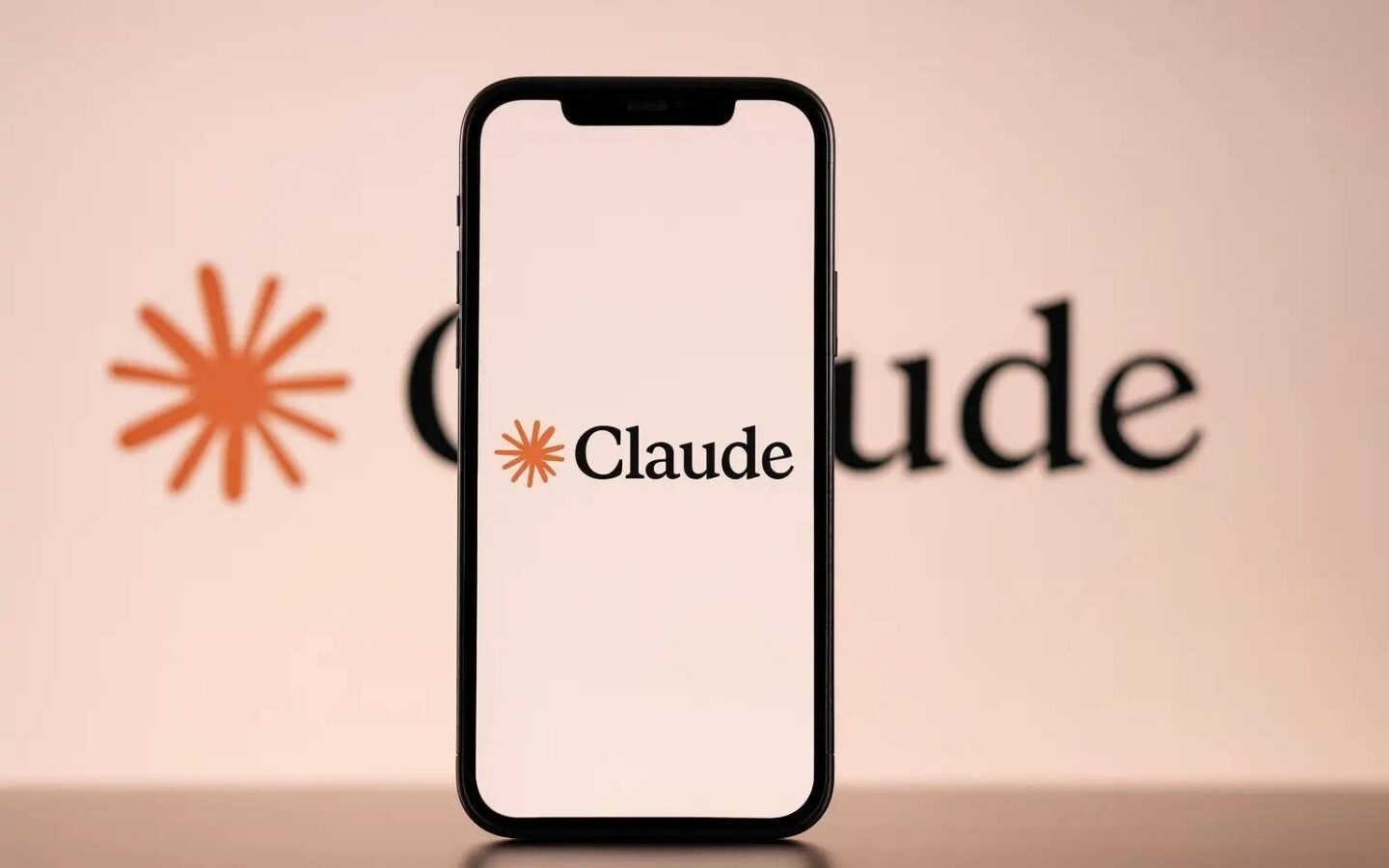 Anthropic cấm người dùng lạm dụng chatbot Claude (Nguồn: Internet)