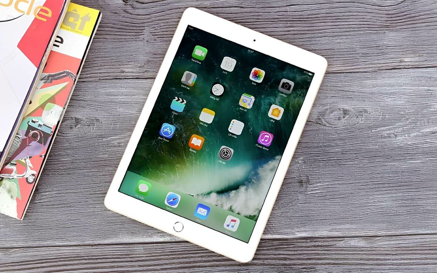 Sản phẩm thứ 2 được nhắc đến trong danh sách chính là iPad 9.7 inch (6th Generation) 