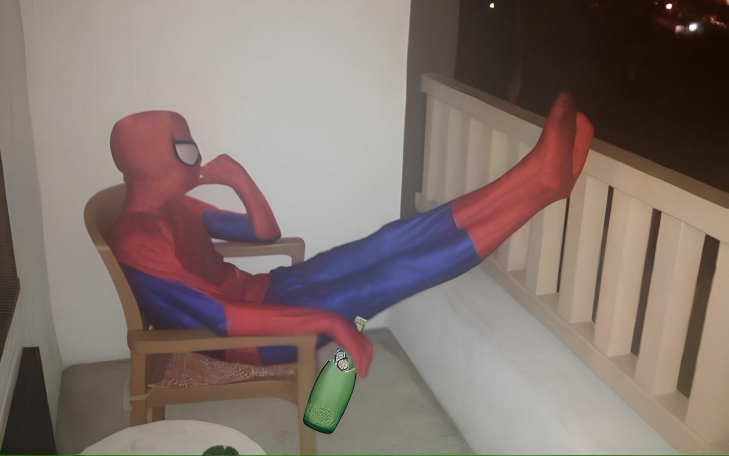 Hình nền meme Spider Man trầm tư 
