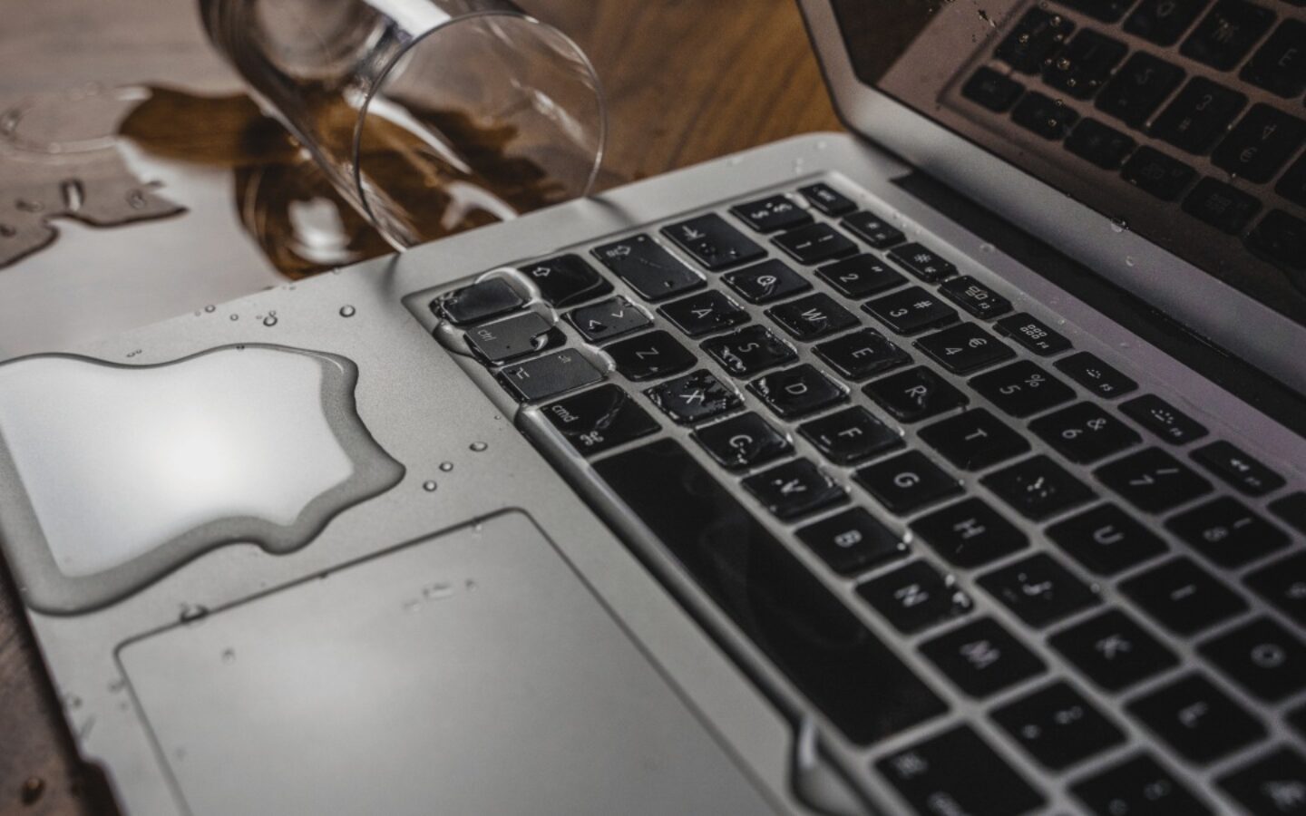 Laptop bị đổ nước: 3 bước xử lý đúng cách, tránh hư hỏng 1 Laptop bị đổ nước có nguy hiểm không?