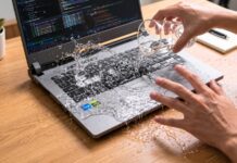 Laptop bị đổ nước: 3 bước xử lý đúng cách, tránh hư hỏng Laptop bị đổ nước: 3 bước xử lý đúng cách, tránh hư hỏng