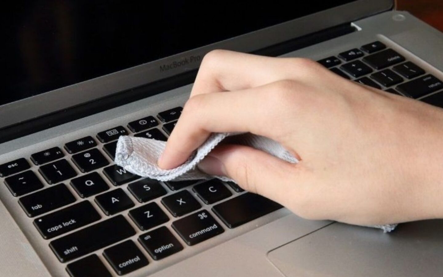 Laptop bị đổ nước: 3 bước xử lý đúng cách, tránh hư hỏng 3 Thấm chất lỏng và đặt laptop ở vị trí phù hợp