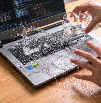 Laptop bị đổ nước: 3 bước xử lý đúng cách, tránh hư hỏng Laptop bị đổ nước: 3 bước xử lý đúng cách, tránh hư hỏng