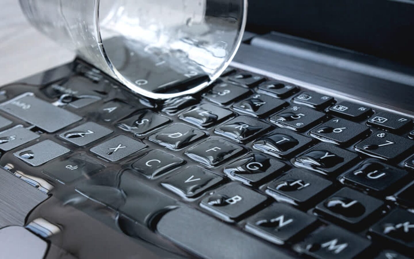 Laptop bị đổ nước: 3 bước xử lý đúng cách, tránh hư hỏng 5 Những sai lầm cần tránh khi laptop bị đổ nước